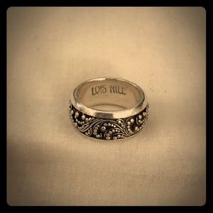Lois Hill band ring